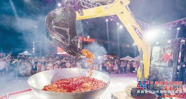 智能制造与美食文化激情碰撞 三一挖机爆炒150公斤小龙虾