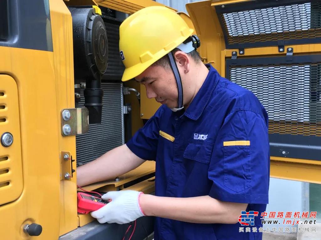 	“有一次我们连夜赶路去为客户做服务，山路崎岖泥泞极为难行。100公里的路，我们的服务小组整整开车走了三个多小时，直到凌晨时分才达到客户的工地，一路走来，就跟过山车一样。”谈到2010年8月的这次经历，滕义来记忆犹新。”