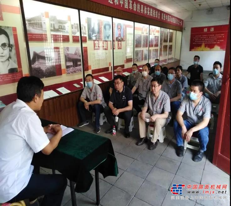 随后，全体人员参观了渭华起义陈列大厅，学习发生在这片热土的光辉事迹。展区内翔实的史料和红色文物，生动展现了早期波澜壮阔的革命斗争历程，在一幅幅生动的历史照片、一件件承载时代记忆的历史文物、一段段感人的革命事迹的印证下，大家深刻感受到了无数革命先烈们在血雨腥风的严峻形势下，为共产主义理想和党的事业抛头颅、洒热血的英雄壮举和无畏精神。