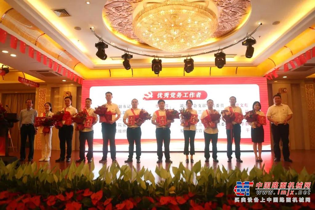 	大会在威武雄壮的国歌声中拉开帷幕。