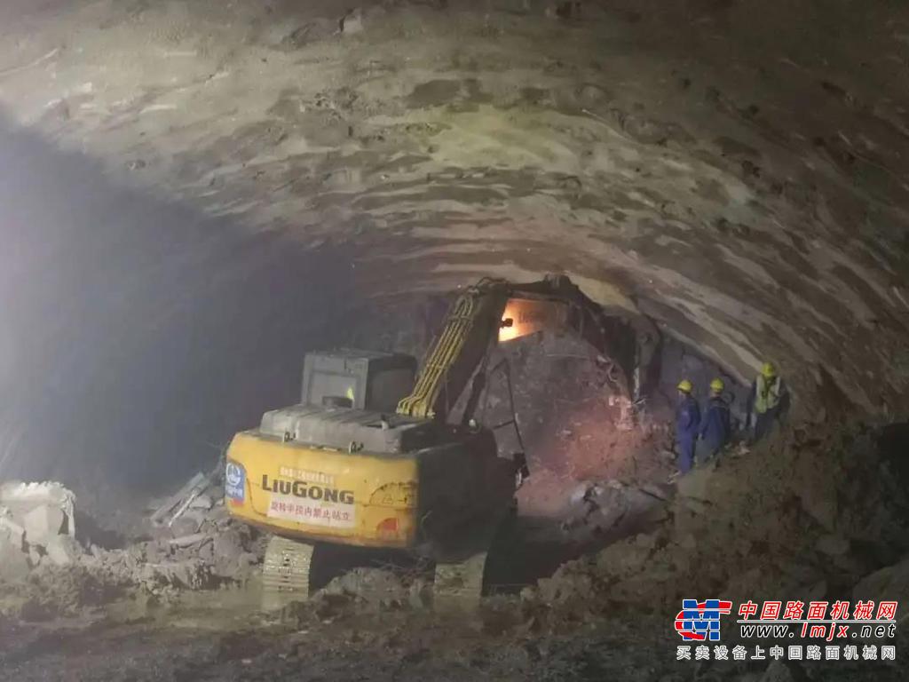 	川藏铁路作为进藏路线里的五条“天路”之一，长1800多公里，全线有430座大桥、182座隧道，桥隧比高达84%，穿过地球上地质活动最剧烈的横断山脉，全线需要清理的花岗岩碎石超出4000万立方米，其施工难度在国际上赫赫有名。