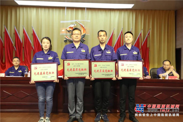 大会在奏唱国歌声中拉开帷幕