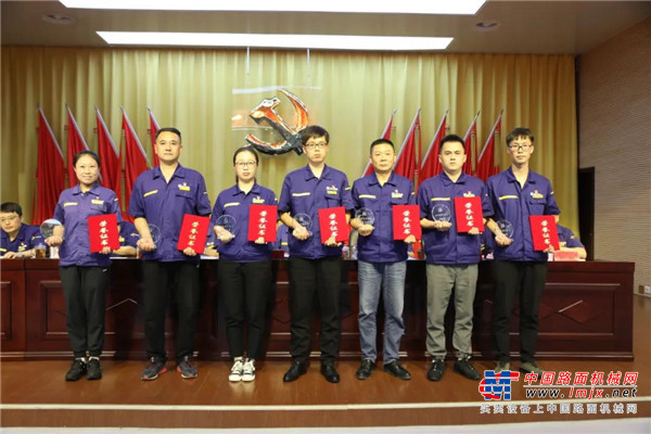 	报告同时全面总结了事业部在党建工作做深做实做优等方面存在的差距和短板，并针对性提出了2020年下半年苦练内功、补齐短板的党建工作思路。