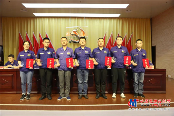 	报告指出，一年来，事业部党委以“三个全面”为指引，深入探索党建经营融合渗透发展的新模式、新路径，以意识形态教育、自信文化打造、干部作风建设筑牢坚实的思想保障；坚持服务生产经营不偏离，将党建工作与经营业务和价值链体系深度融合，推动党委决策部署扎根落地；通过党建工作体系化、人才培养模式化、组织管理规范化不断加强党建体系、人才培养和组织管理体系建设，全面提升党建工作价值。