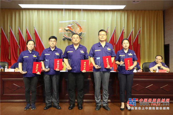 事业部党委副书记、纪委书记、工会主席王颖做《以“三个全面”做优做实做强党建工作 引领企业“三高一可”高质量发展》党委工作报告