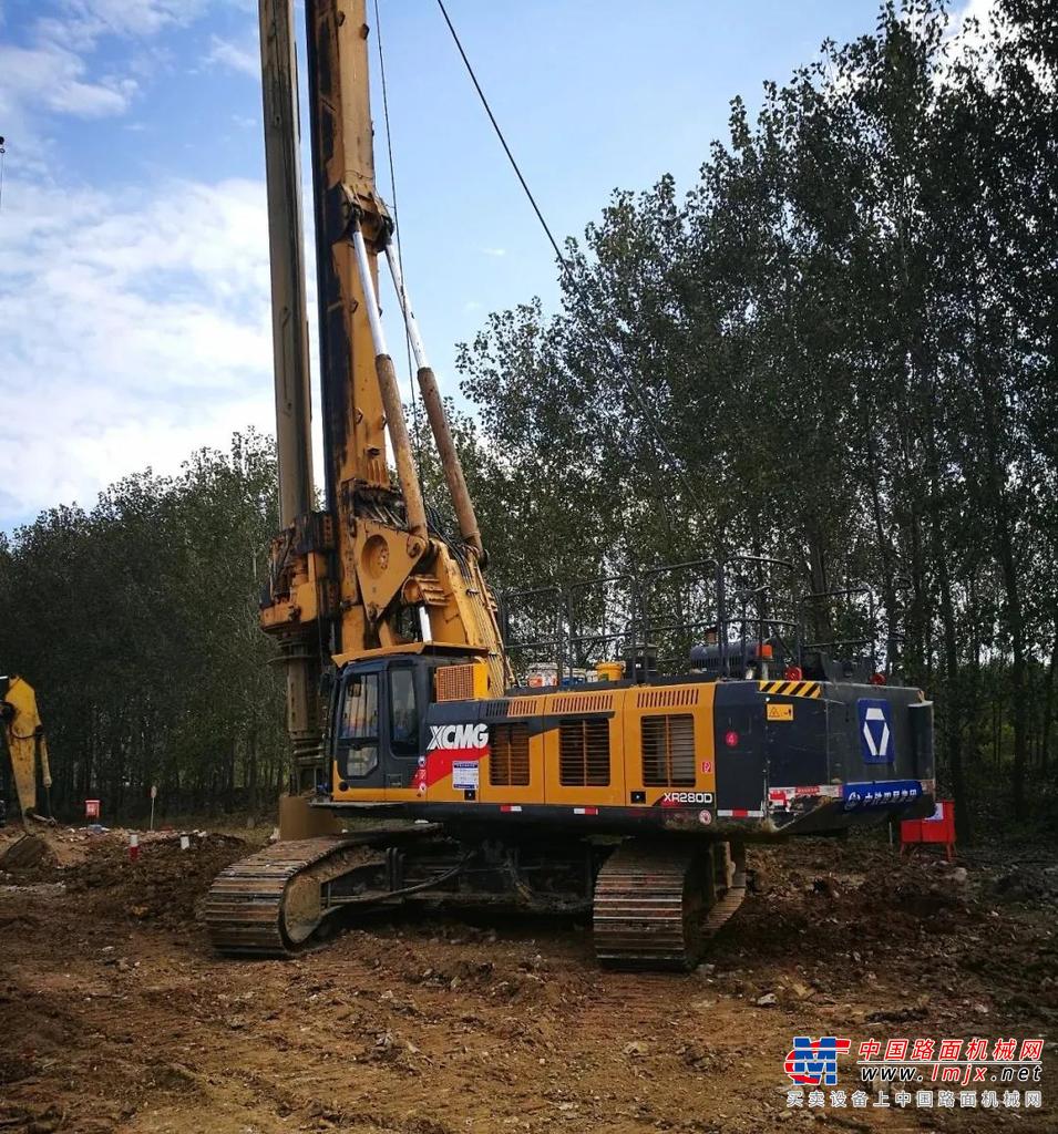 本次群机施工主要覆盖的型号是徐工XR280D与XR360旋挖钻机，20台徐工旋挖钻强者成团，以每天15根的成桩效率上演了“乘风破浪的徐工旋挖钻”。
