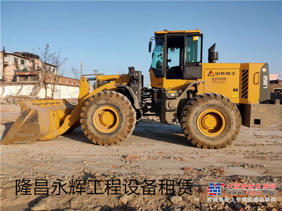 我自己买设备的时候才开始接触山东临工。2018年，我认识北京临之杰工程机械有限公司胡杰总经理，第一次见面聊过之后，觉得人还是很诚信，当时也有对比其他品牌，龙工、晋工、柳工都有去了解，我相信品牌，相信服务，对山东临工的服务还是很满意，所以当时我就选择了山东临工。从2018年买的第一台开始，我就一直只选择山东临工，现在已经买了6台山东临工装载机了。