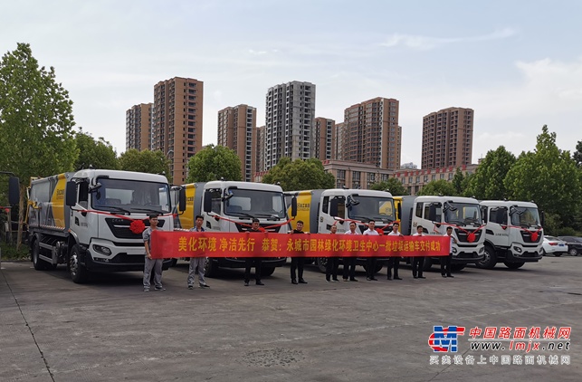 	征战市场，产品是硬核。此次交付永城的批量徐工压缩式对接垃圾车，满足各类垃圾收运需求，适用于“车————站对接”收运模式，与垂直站组合使用可实现垃圾车向压缩仓中卸料，无需二次翻转。产品采用防滴漏垃圾箱设计，杜绝了垃圾和污水的沿途撒漏。