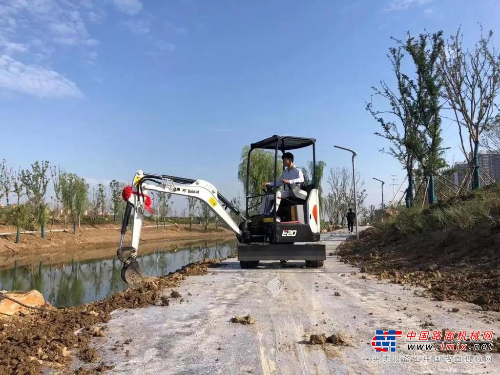 农村建设地形复杂，能够灵活地穿梭其中并完成施工任务，一副紧凑的身板必不可少。山猫微挖地形适应更强。