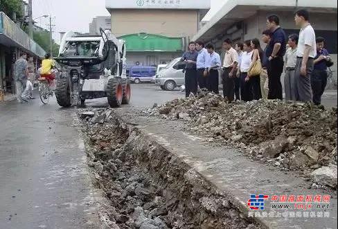我国公路交通网密布，道路建设已到了毛细血管级，有关路面工程的机械化作业程度也在不断提高。山猫滑移装载机机身小巧，可以搭载破碎锤、轮盘锯、铣刨器等多属具，完成道路养护多个工序中的任务，同时不占用道路，对交通影响小，是路面养护作业的极佳解决方案！