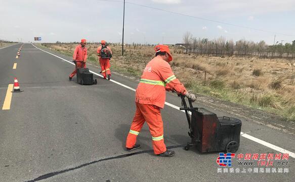 昌吉公路管理局木垒分局加强预防性养护路面裂缝病害处理