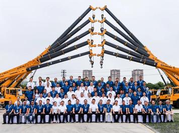 “凝心聚力，创见未来”，安徽柳工经销商半年会顺利召开