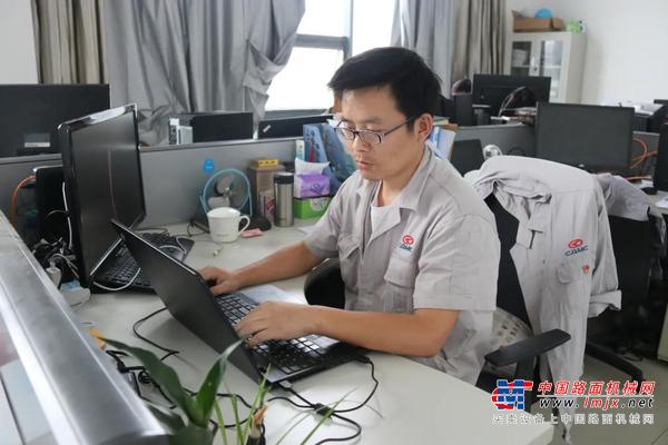 华菱星马：在集体中实现个人价值 ——记新能源汽车项目优秀共产党员胡永柱