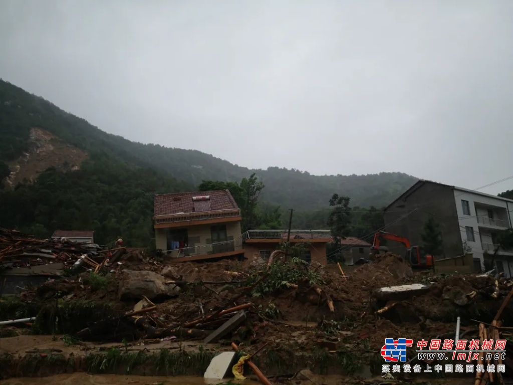 黄梅县突发山体滑坡9名群众被埋 挖掘机前往救援