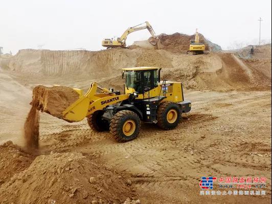 两个场地平整的主角SR26M-3压路机