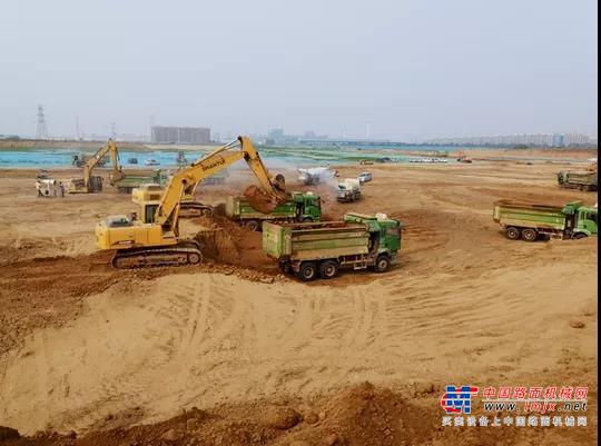 	杜总入行20多年，主要修路建桥，见识过各种品牌的机械。这些年参与过的工程有：郑吴线公路改建、G304国道改建、南水北调工程建设渠首专项养护工程、内蒙古卓资G110国道、商丘高铁站站前广场建设工程、G6高速公路等工程……