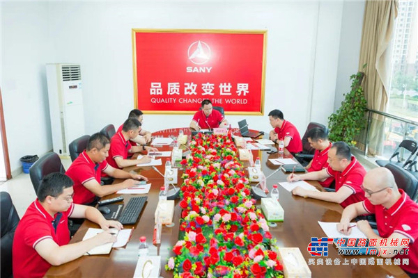 	出征仪式上，三一路机总经理肖正文先生对本次服务万里行进行了精彩的动员。肖总表示，一年一度的服务万里行体现了三一的传承，客户的反馈对我们来说至关重要。在2019年的三一路机服务万里行中，路机服务将士们的足迹遍及全国多个省级行政区，检修了4200台设备，共收录了1500多条产品的改进建议，客户的反馈为我们的产品改进A+计划提供了丰富的素材，2020年我们也推出了设备性能更加优异，更加贴合客户与市场的产品。