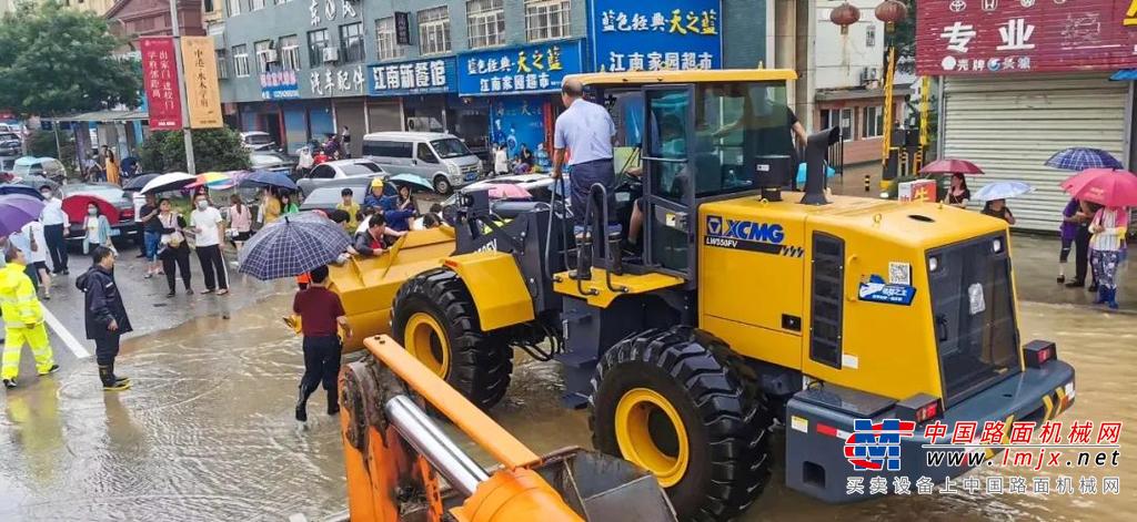 徐工装载机客户黄梅友德再生资源发展有限公司紧邻华宁高中，看到险情，火速调度公司最新购入的徐工LW550FV装载机赶往现场配合救援指挥部参与救援。不计投入、不惧危险，力求保证考生参加高考。