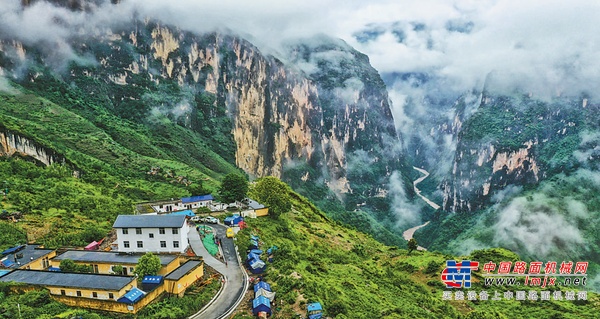 徐工参建！全国最后一个不通公路的村，通了！