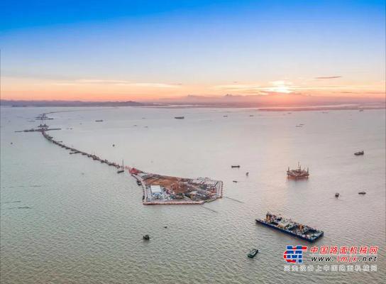 山推建友设备助力深中通道“海底初吻”