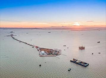 山推建友设备助力深中通道“海底初吻”