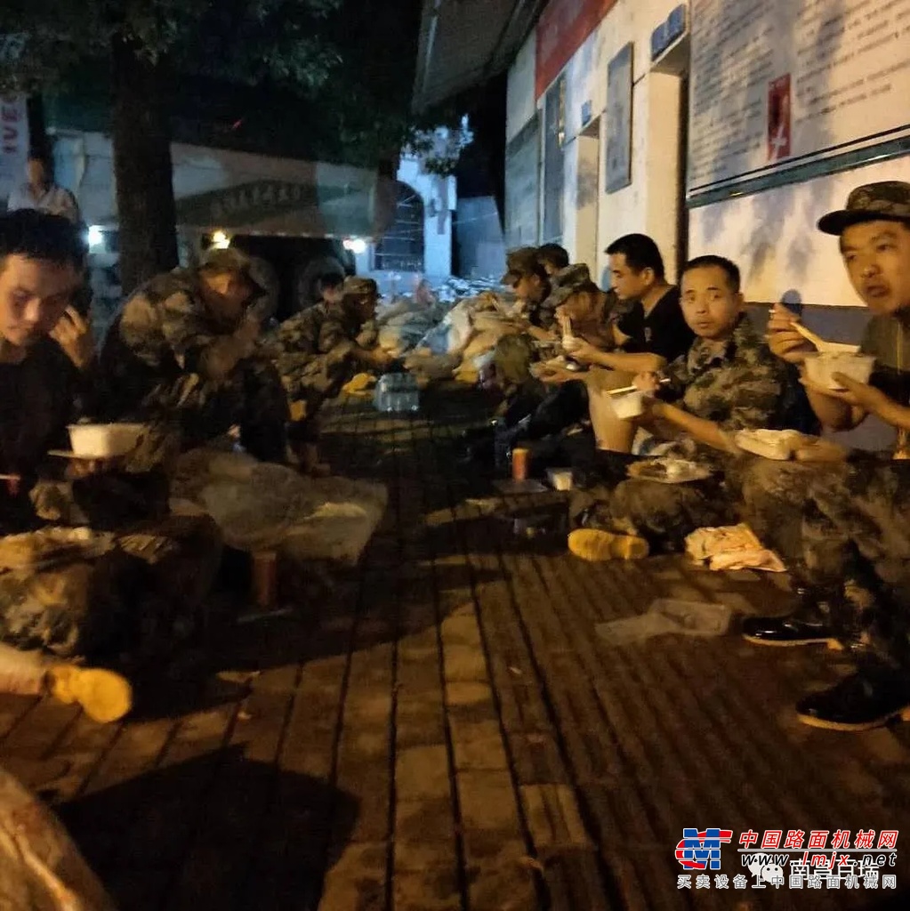 南昌退役军人抗洪突击队在抗洪抢险一线