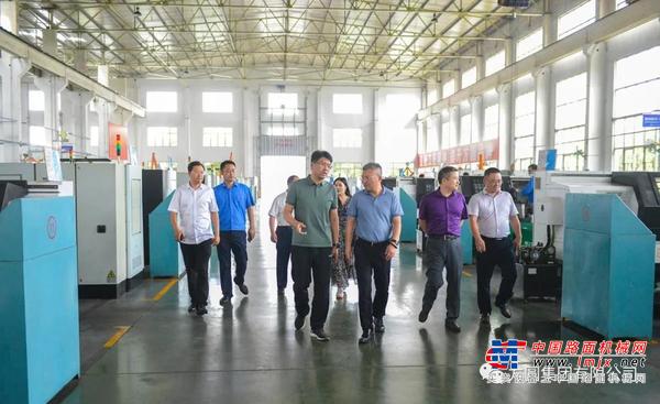 中国工程机械工业协会建筑起重机械分会会长喻乐康一行参观方圆集团