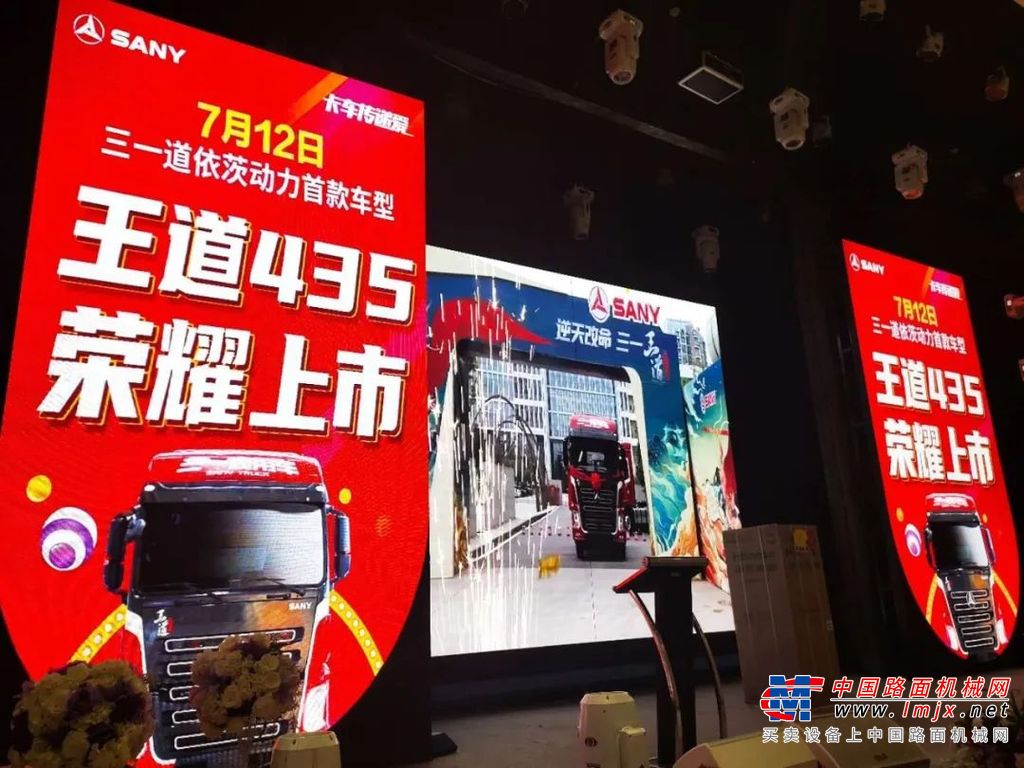 	他们不仅是三一重卡第一批车主，更是三一最忠实的粉丝。在访谈当中，他们讲述了自己和三一重卡的故事，并分享了平时开车用车的一些感受，其中，陈战发说道：“很多人都后悔开卡车，但我并不后悔选择开卡车这个职业，因为卡车我认识了很多好兄弟好朋友，一起走南闯北。现在我的三一重卡，运营2年多了，现在仍然很好，油耗也不高。”