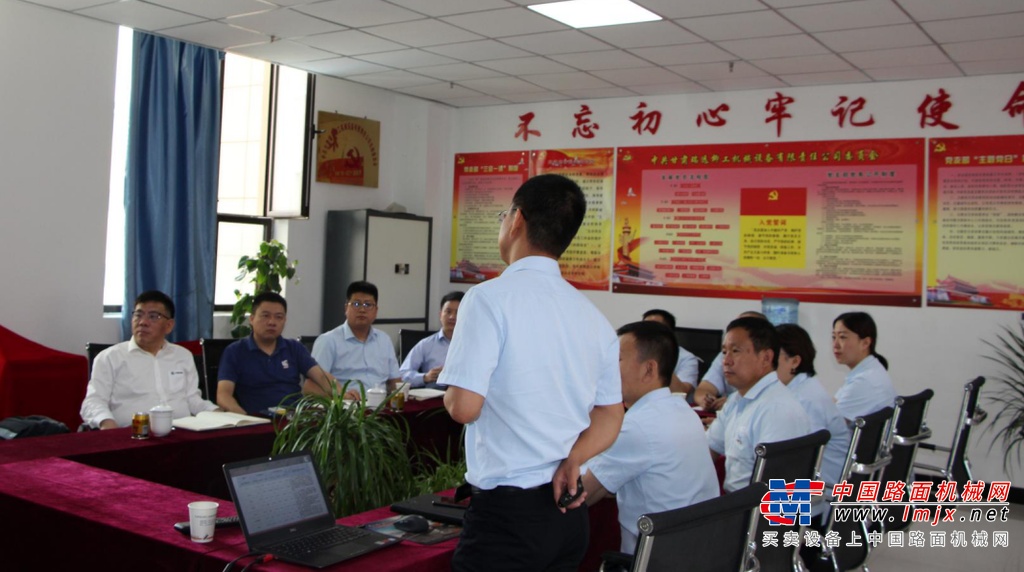 随后，一行来到甘肃瑞远柳工机械有限公司座谈交流，曾光安先生首先参观了公司荣誉墙和光荣榜，给予了高度评价和赞誉，慰问了总部员工并进行了亲切的交谈，感谢每一位员工为柳工、为甘肃瑞远贡献出自己的一份力量！