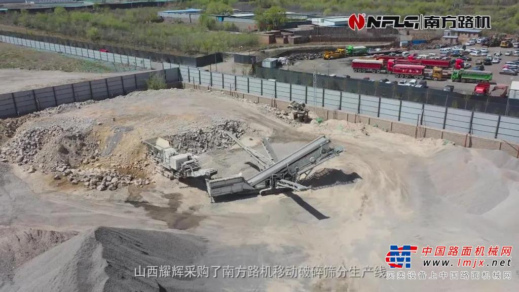 	当前，机动车污染已成为大气污染的重要来源，一辆大型货车尾气产生的污染相当于200多辆小汽车排放的尾气，且产生大量扬尘，还有大量的能源消耗和碳排放，严重污染了城市环境。而铁路运输具有运量大，能耗低、排放少、污染小，安全稳定性高等优点。正因如此，山西耀辉生产所需要的砂石骨料全部采用铁路运输，响应了政府“公转铁”的号召，协助打好污染防治攻坚战、打赢蓝天保卫战，促进了企业降本增效。