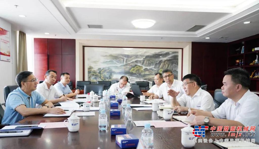 	参观甘蔗收获机装配生产线时，李杰云近距离观看和体验了甘蔗收获机模拟操作，并深入了解柳工农机致力于“耕种管收运”综合性多元化业务的发展。目前，柳工农机以甘蔗收获机为核心的11个类型20多个品种，远销东美洲、东南亚等海外市场，销量连续三年实现强劲增长，持续跑赢行业。