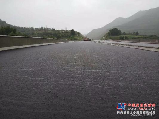 太凤高速3标沥青上面层雨后效果