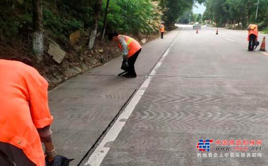 湖南双牌县公路建设养护中心完成水泥混凝土路面缝清灌