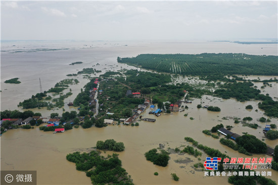 7月11日,在沅江市瓊湖街道蓮花島村,洪水淹沒了部分房屋和土地(圖片