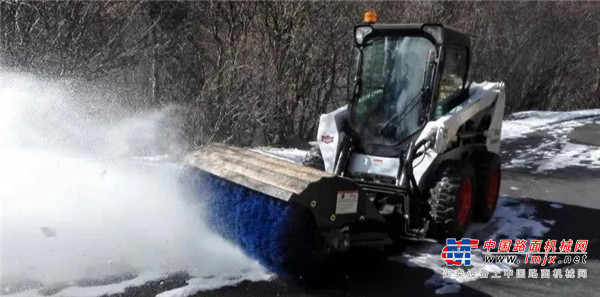 S750是重载型山猫滑移装载机，整机结构紧凑，可通过控制驾驶室内的操作手柄，控制左右两侧独立驱动的液压马达，还可实现原地360°转向等功能，是路面养护施工的多工况应用明星！
