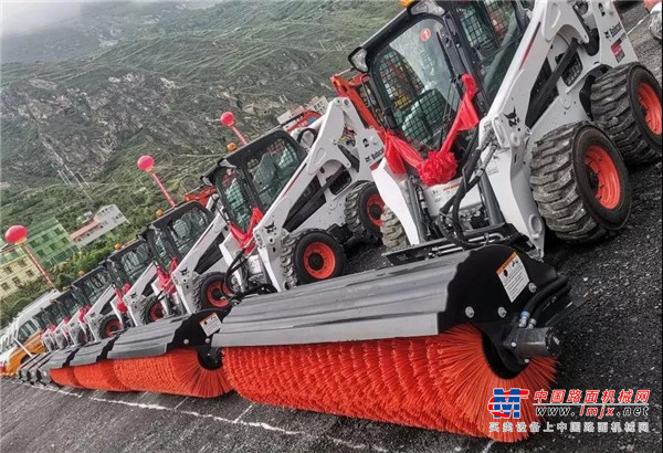 	本次加入到阿坝公路机械设备战队的滑移装载机主机为山猫S750机型，可以配置多种养护施工、应急抢险属具，解决不同工况的施工。