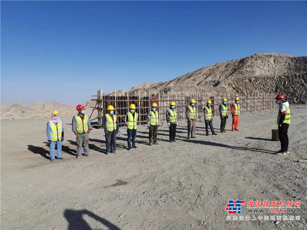 截止6月底，路面工程分公司今年已经达成意向的在签沥青施工清包合同额已超3.5亿元。良好的开局，得益于路面公司持续加强基础能力建设，高度重视员工技术培训和综合业务能力提高。路面工程分公司总经理李从军介绍，分公司的发展始终坚持“干好一个项目、打开一片市场、培养一批骨干”的发展思路，以“拓展合作对象，提高行业知名度”为现阶段经营的阶段性目标，用扎实的细节管理来推进各项基础能力的稳步提高，以技能和施工组织的提高为抓手，每个项目完工后都组织业务骨干横向交流、分析学习，促进全面提高。