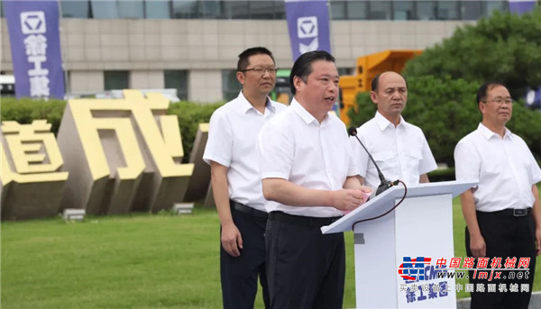 徐工成套化施工设备载着爱与希望，驶向千里之外