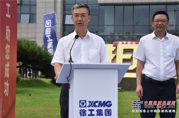 大国重器亦有柔情万许，为全力支持从江县攻克脱贫攻坚的“最后一公里”，在江苏省政府的大力支持下，徐工携手江苏省四家爱心企业联手捐赠工程机械主机产品。它们不仅是筑路修桥的使者，也将帮助更多劳动力实现“就业脱贫”，通过操机技能走向崭新的生活。