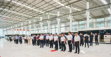 参加海阳市高质量发展现场观摩会议的与会人员观摩方圆集团海阳钢材市场有限公司