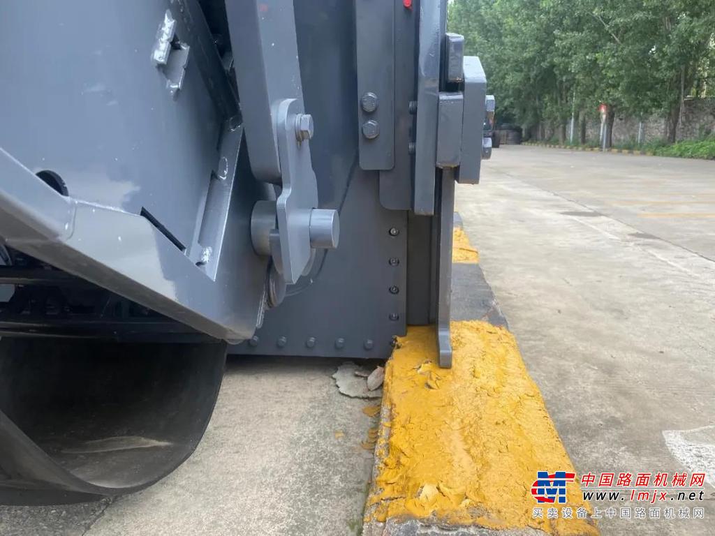 	XM1005H搭载164KW国三阶段发动机，功率储备更强，最大铣深可达220mm；铣刨泵、铣刨减速机关键零部件久经市场考验，可靠性高，同时标配新型18mm刀尖铣刨鼓，切削阻力更低，能耗更低铣刨成本更低。