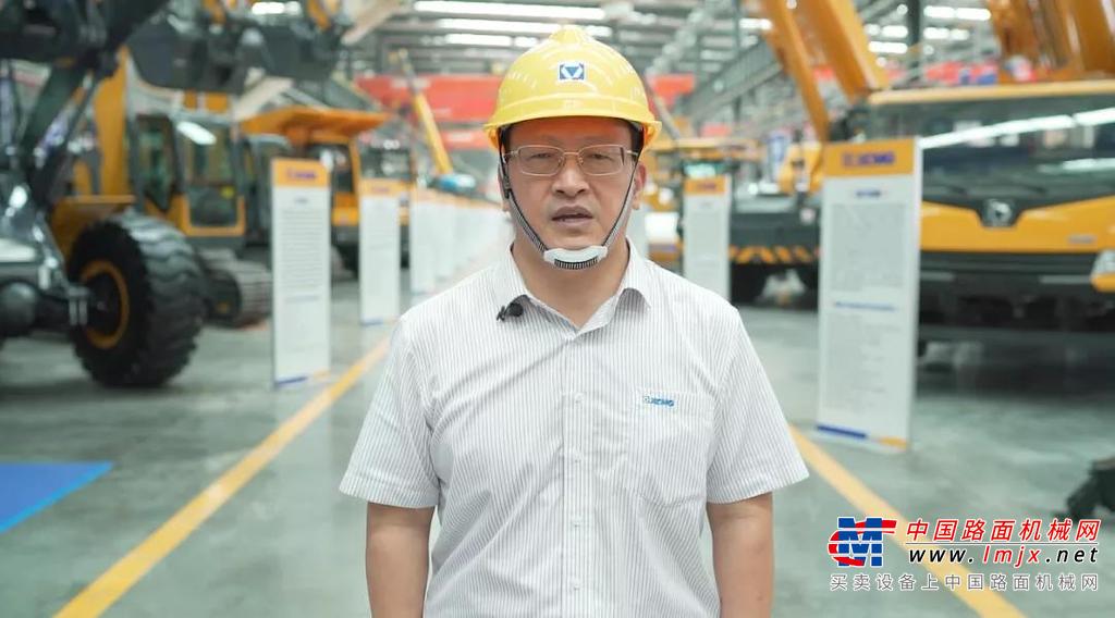 	在全国最大消防产业制造基地————徐工消防安全装备有限公司内，车间厂房化身为 “史上最强徐工工程机械超级大卖场”。徐工起重、道路、 高空作业平台和专用车、土方、物流、环卫等六大施工解决方案，30余台各类徐工设备阵容严整，接受全球网友及客户的检阅。