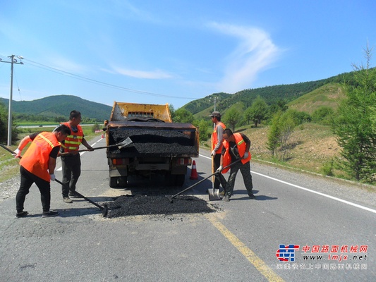 那吉屯公路养护管理处及时修补路面“病害”