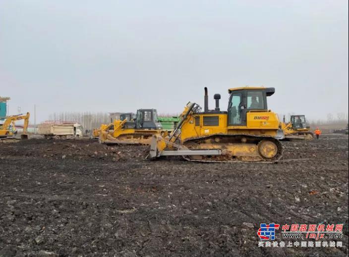 	到达现场后，抢险人员首先要对现场情况进行勘察，了解施工场地和交通情况，进而设计封堵决口的抢险方案。在确定方案后，抢险人员按12小时/班轮班作业，确保“休人不休车”，全力以赴加快作业进度。