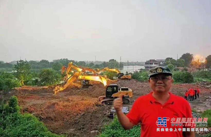 三一重机代理商合肥湘元紧急组成抗洪抢险突击队，迅速调集20台三一挖掘机，集合超过100名三一战将，投入抗洪抢险工作！