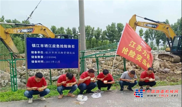72小时内用石料、土方和建筑拆迁料构筑起一条350米长、高2.5米、最宽处8米的拦洪保障大堤，全部工程量约为20000方！