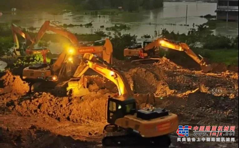 	7月19号，与巢湖相通的内河水倒灌，淹没了部分农田。为保障镇区安全，合肥当地政府决定该镇涧桥圩新筑一道防洪堤坝。