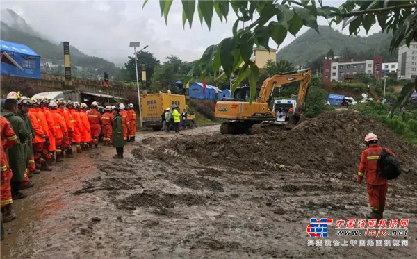 	目前，三一抗洪抢险突击队正在湖堤沿岸值守，对紧邻镇区的迴龙圩主干渠的圩堤加固提升，应对水位不断攀升可能造成漫堤现象的发生。
