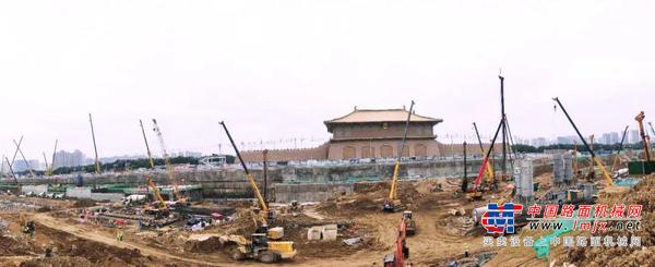 发力“一带一路”！徐工履带起重机助力“西安第一窗旧貌换新颜”