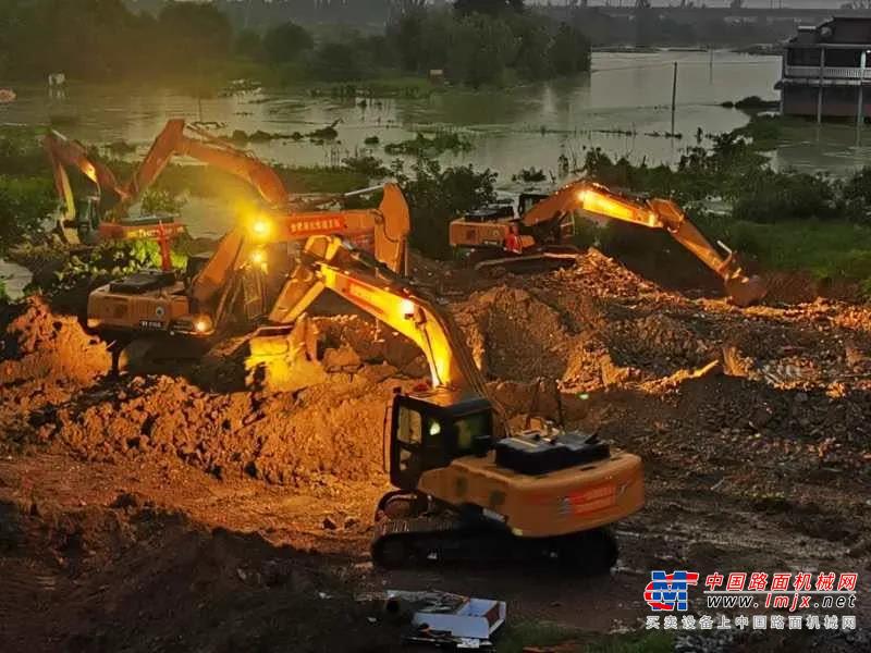 7月17日，三一代理商合肥湘元抗洪抢险突击队今年首次出战，出动SY215挖掘机等救援设备，友情支援公司总部肥东县新安社区的“破圩保撮镇”抢险突击工程，帮助其打截防洪堤坝！在救援现场，三一挖机挥舞着铁臂奋力开挖，加筑堤坝，争分夺秒与时间赛跑，经过艰苦卓绝的抢险奋斗，最终，合肥湘元抢先突击队顺利完成抗洪救灾任务！